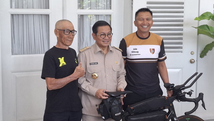 CEO Persebaya Kunjungi Pramono usai Bersepeda dari Surabaya CEO Persebaya Kunjungi Pramono usai Bersepeda dari Surabaya