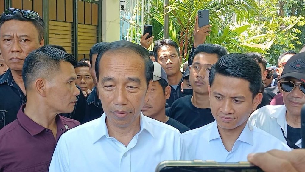 Jokowi Tunjukkan Ijazah SD hingga Sarjana kepada Wartawan