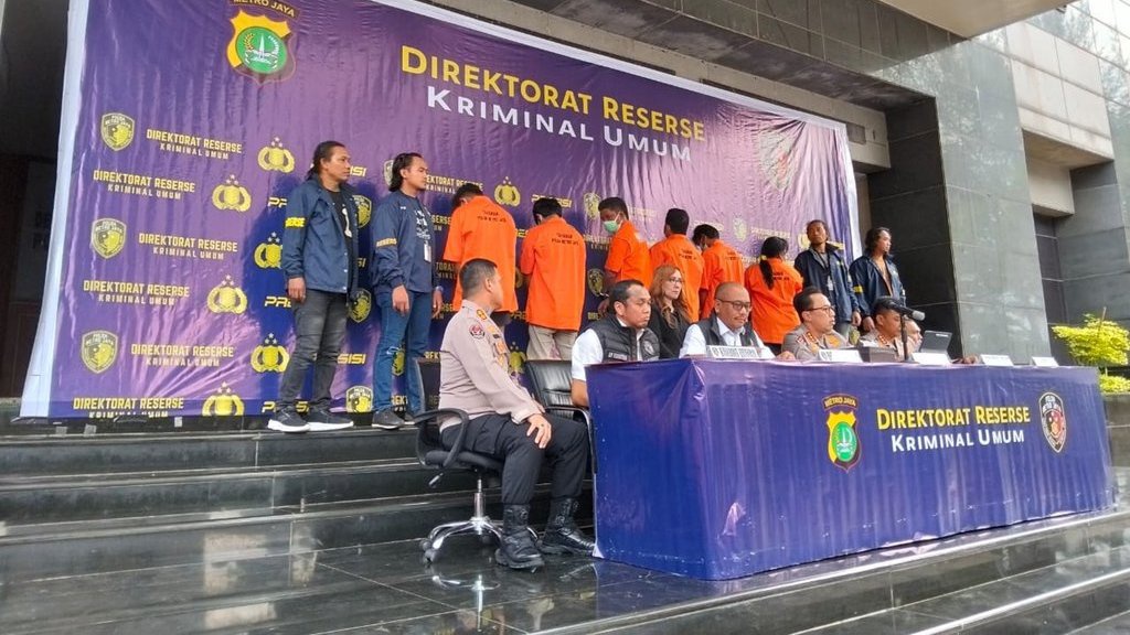 Polisi Kejar 4 Buron dalam Peristiwa Pembakaran Mobil di Depok Polisi Kejar 4 Buron dalam Peristiwa Pembakaran Mobil di Depok