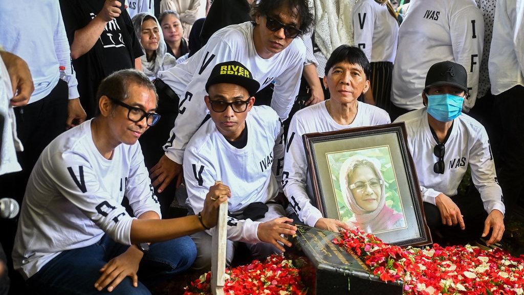 Momen Personel Slank Kenang Sosok Berjasa Bunda Iffet