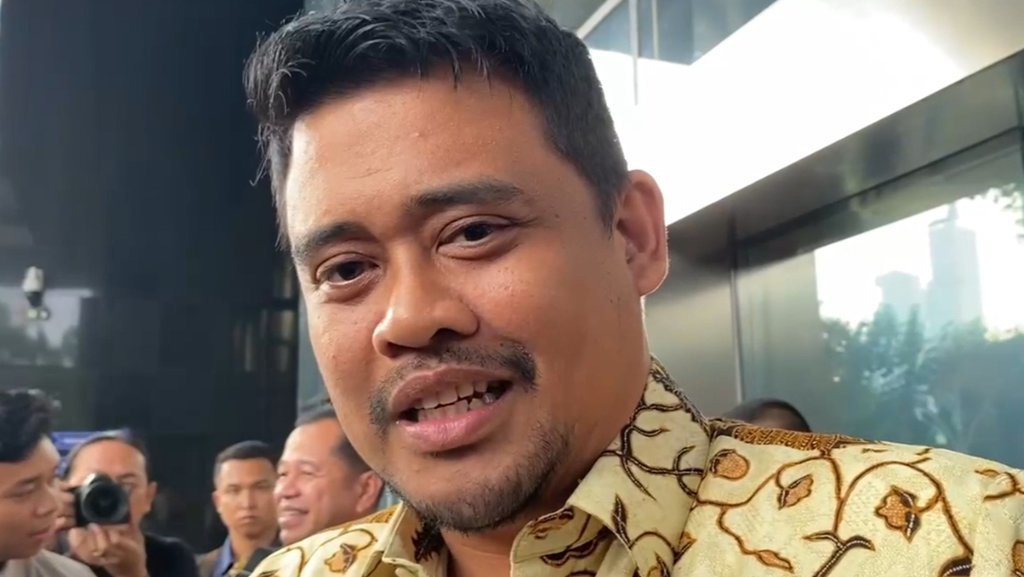 Bobby Nasution Ogah Tanggapi Desakan Pencopotan Gibran Bobby Nasution Ogah Tanggapi Desakan Pencopotan Gibran