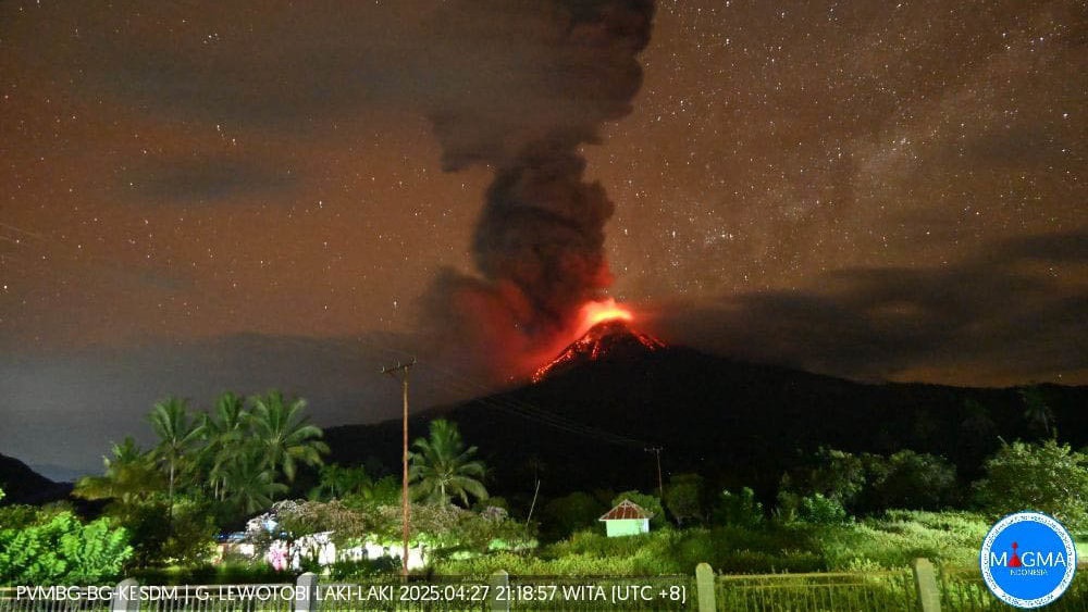 Erupsi Gunung Lewotobi, Kota Larantuka Diguyur Hujan Abu Erupsi Gunung Lewotobi, Kota Larantuka Diguyur Hujan Abu
