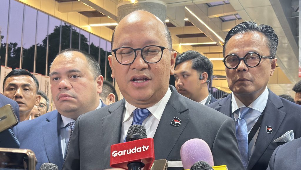 Rosan Respons Rangkap Jabatan Dony Oskaria BP BUMN & Danantara