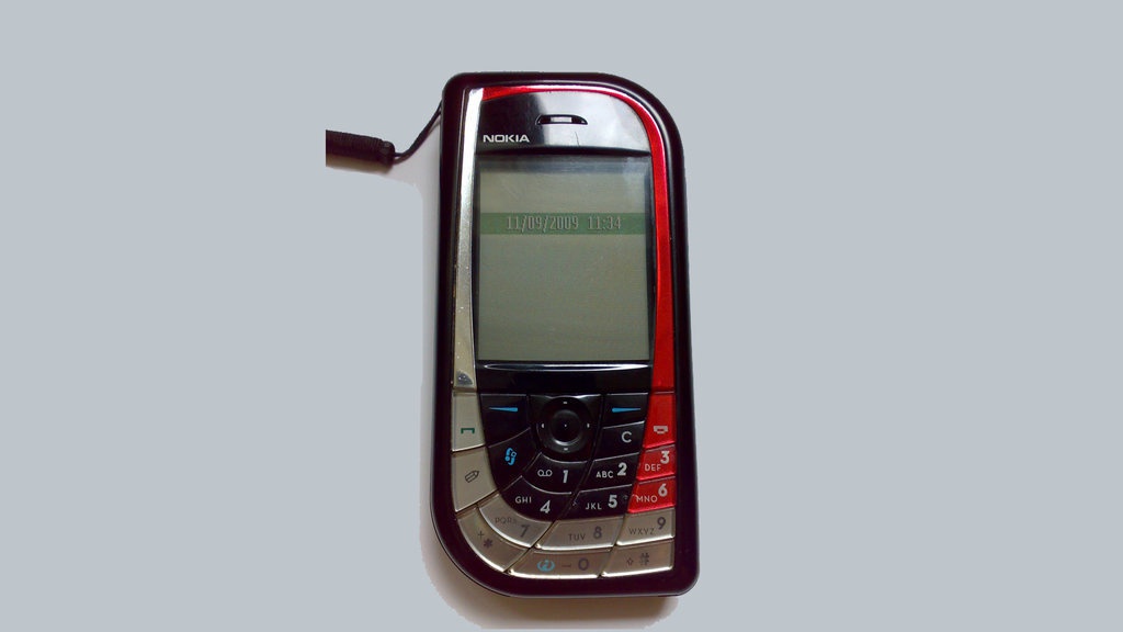 Mengapa Ponsel 2000-an Begitu Kaya Akan Warna dan Desain?