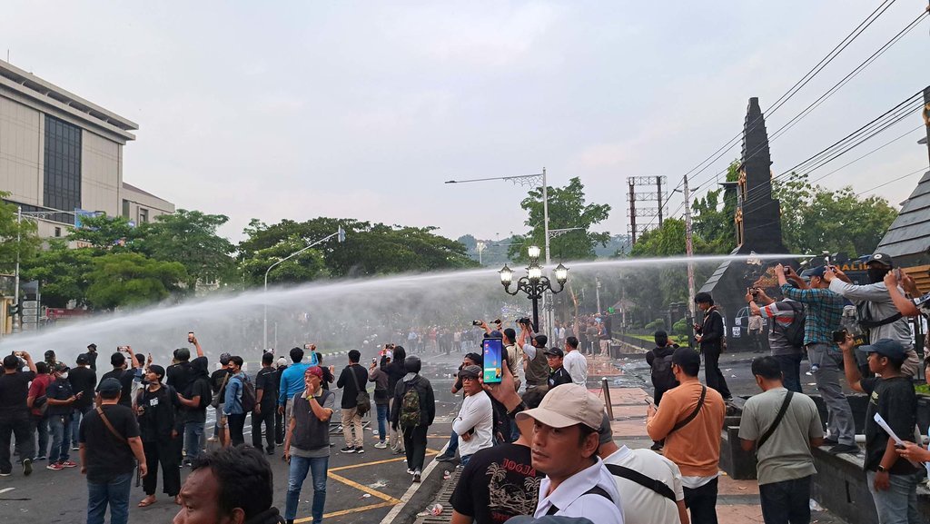Berpotensi Ricuh, Polisi Bubarkan Paksa Demo Buruh di Semarang