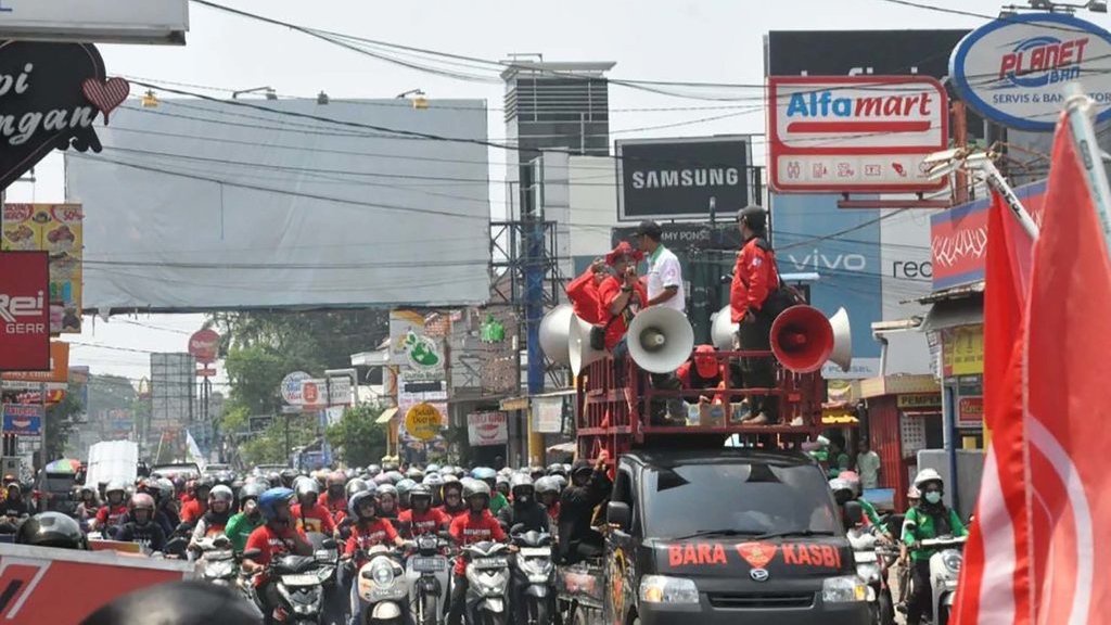 May Day 2025 di Subang: Buruh Tuntut Raperda Ketenagakerjaan May Day 2025 di Subang: Buruh Tuntut Raperda Ketenagakerjaan