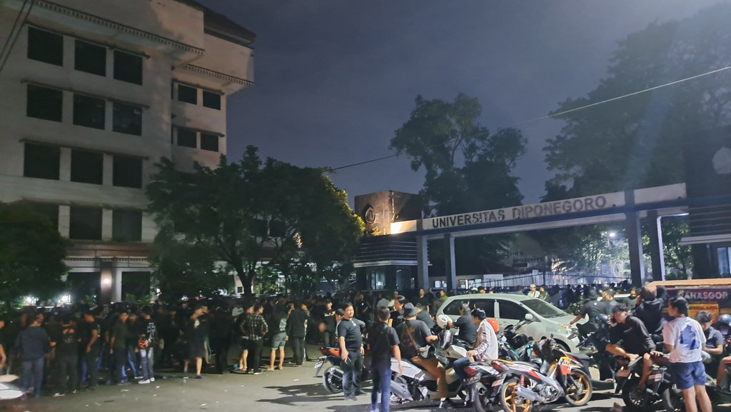 Malam Mencekam Usai Aksi May Day Berakhir Ricuh di Semarang Malam Mencekam Usai Aksi May Day Berakhir Ricuh di Semarang