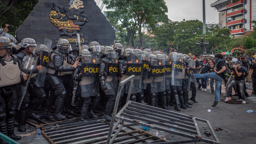 Mengapa Survei Polri Positif meski Babak Belur di Media Sosial? Mengapa Survei Polri Positif meski Babak Belur di Media Sosial?