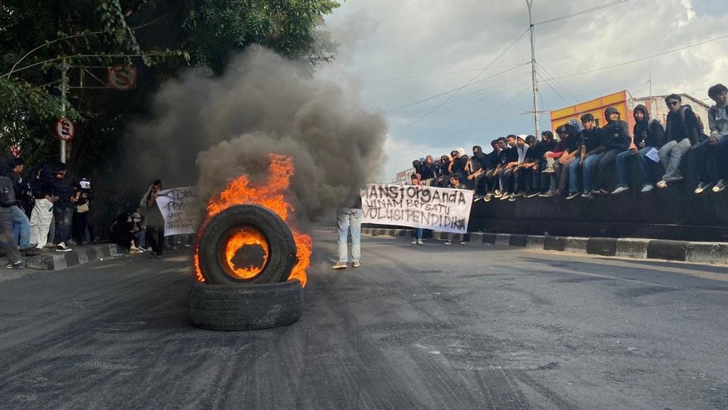 Aksi Hardiknas di Makassar: Massa Paksa Masuk Gedung DPRD