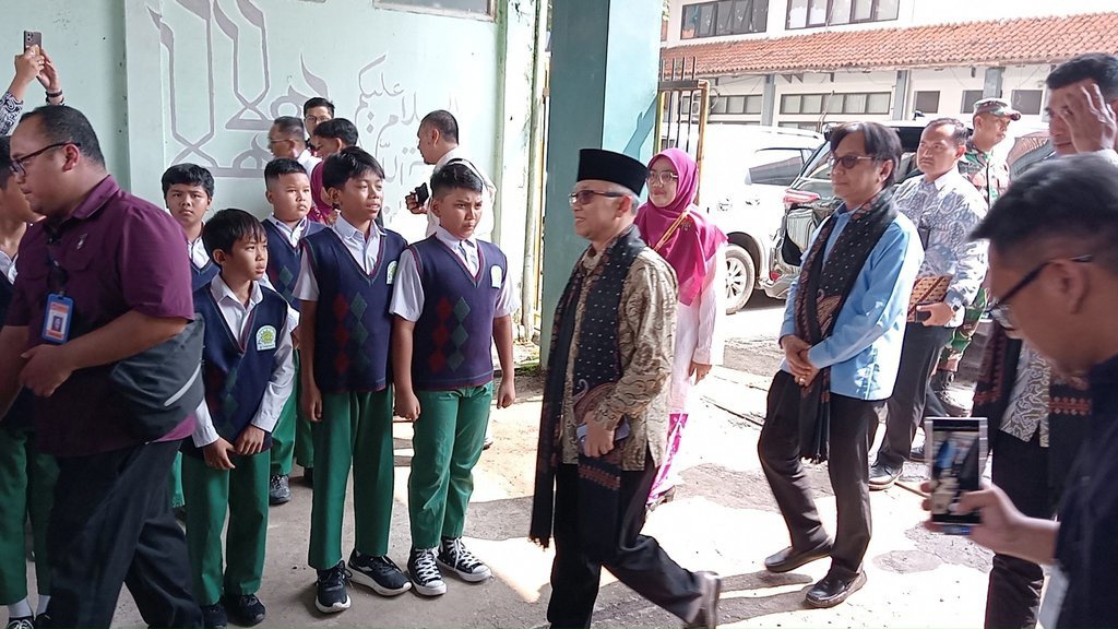 Kemendikdasmen Target 18 Ribu Sekolah Terima Smart Board di 2025