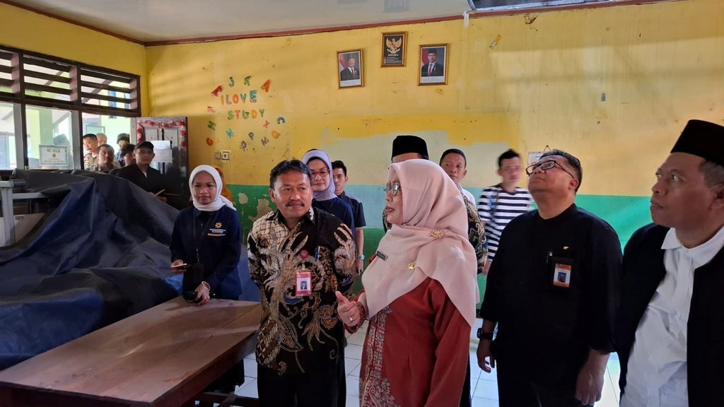 Ratusan Siswa Bekasi Belajar di Perpustakaan Akibat Kelas Rusak Ratusan Siswa Bekasi Belajar di Perpustakaan Akibat Kelas Rusak