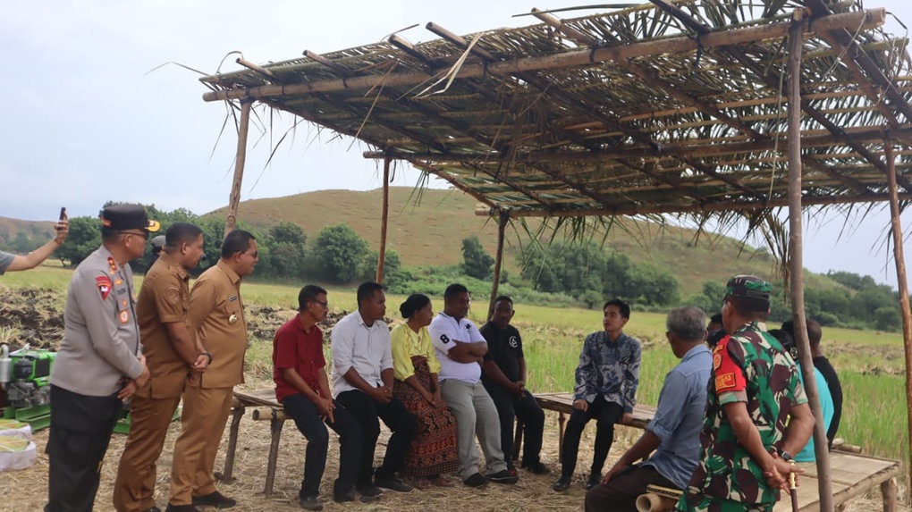 Sambangi Sikka, Wapres Gibran Beri Bantuan Traktor ke Petani Sambangi Sikka, Wapres Gibran Beri Bantuan Traktor ke Petani