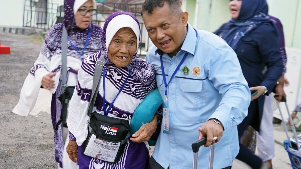 Syarat Mendampingi Orang Tua Haji & Penggabungan Mahram