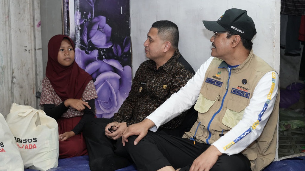 Mensos Kunjungi Penerima Beasiswa Sekolah Rakyat di Makassar