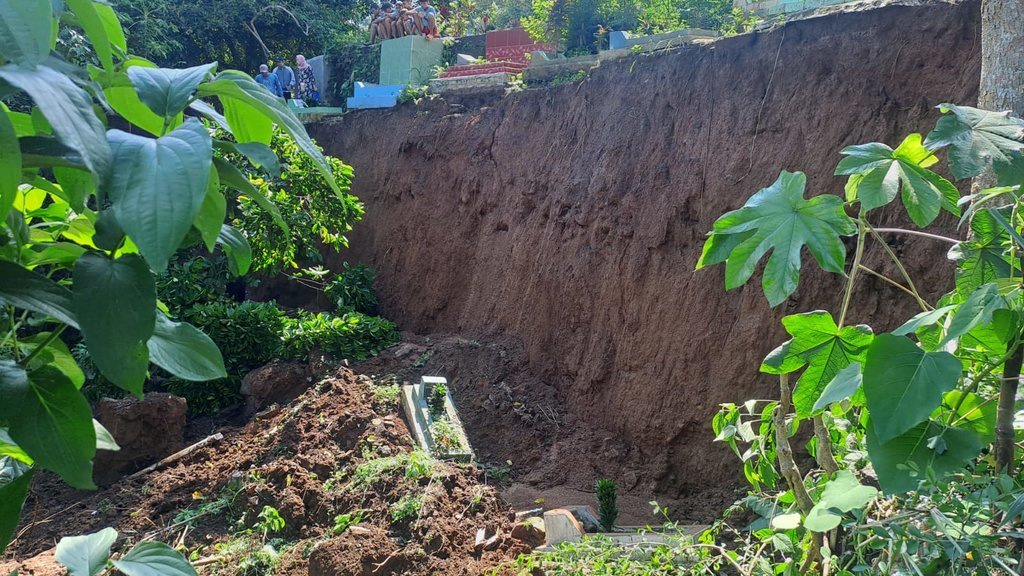 8 Makam Ambrol Akibat Bencana Longsor di Batutulis Kota Bogor 8 Makam Ambrol Akibat Bencana Longsor di Batutulis Kota Bogor