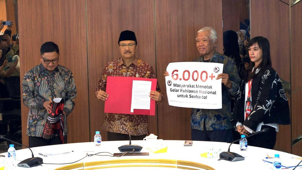 Gus Ipul Temui Perwakilan Massa Penolak Gelar Pahlawan Soeharto Gus Ipul Temui Perwakilan Massa Penolak Gelar Pahlawan Soeharto