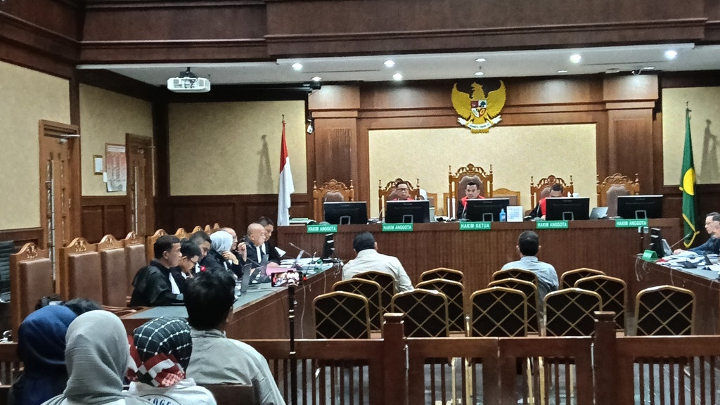 Hakim Semprot Rachmat Gobel: Cuma Bapak Sendiri yang Lupa Selalu Hakim Semprot Rachmat Gobel: Cuma Bapak Sendiri yang Lupa Selalu