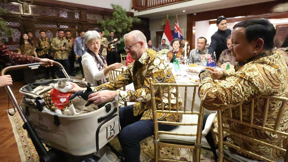 PM Australia Beri Kalung Syal ke Bobby Kertanegara PM Australia Beri Kalung Syal ke Bobby Kertanegara