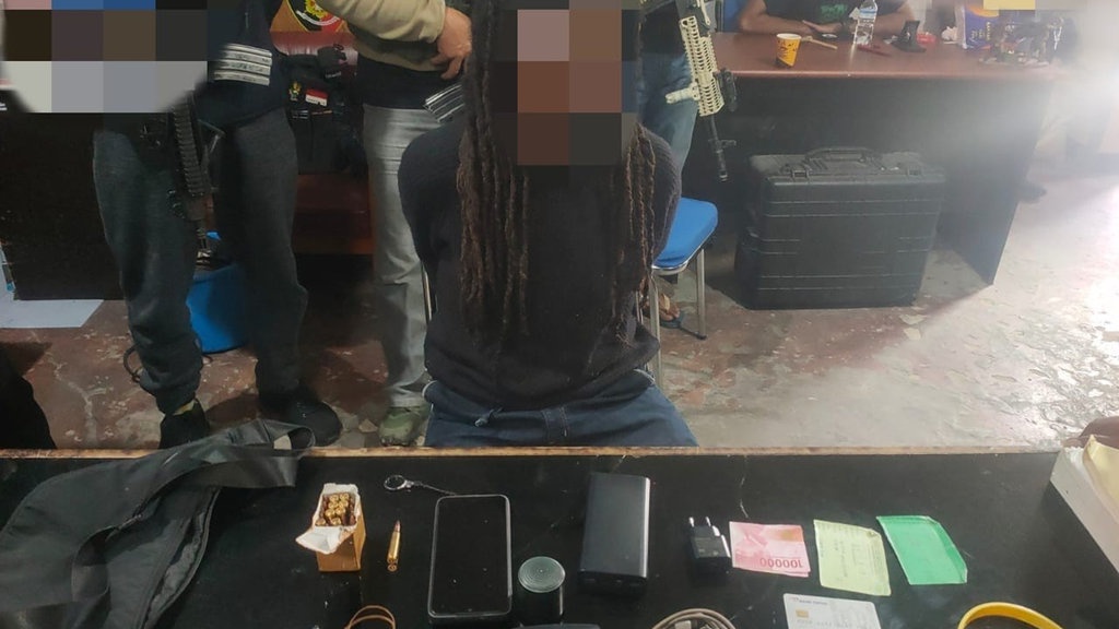 Bripda LO Ditangkap Satgas Ops Damai Cartenz karena Jual Amunisi Bripda LO Ditangkap Satgas Ops Damai Cartenz karena Jual Amunisi