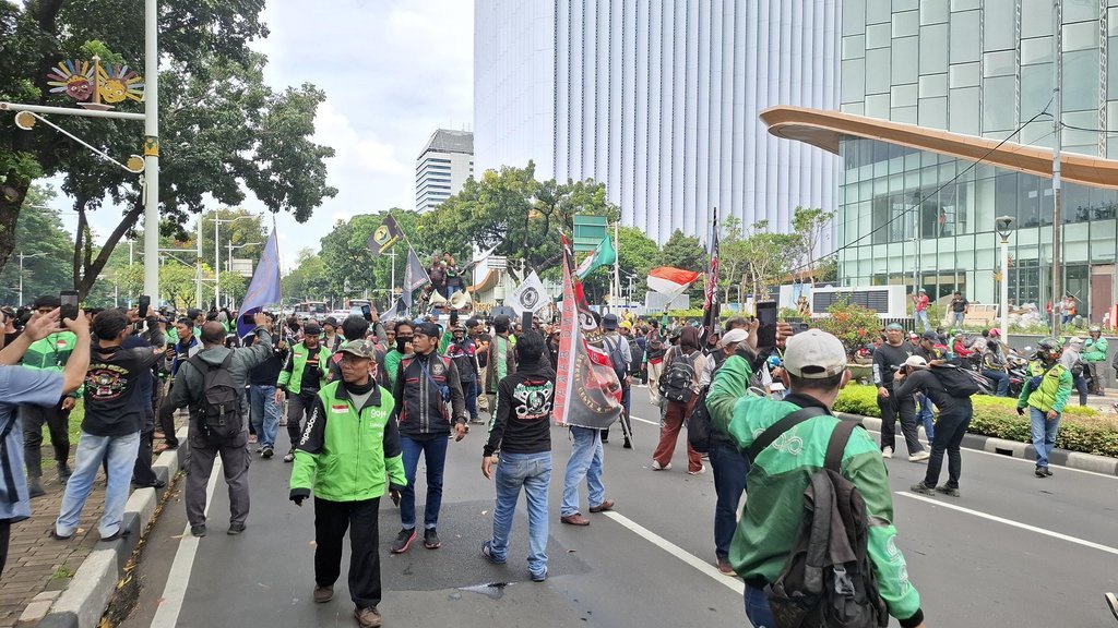 Demo Ojol, Ratusan Driver Padati Kawasan Patung Kuda