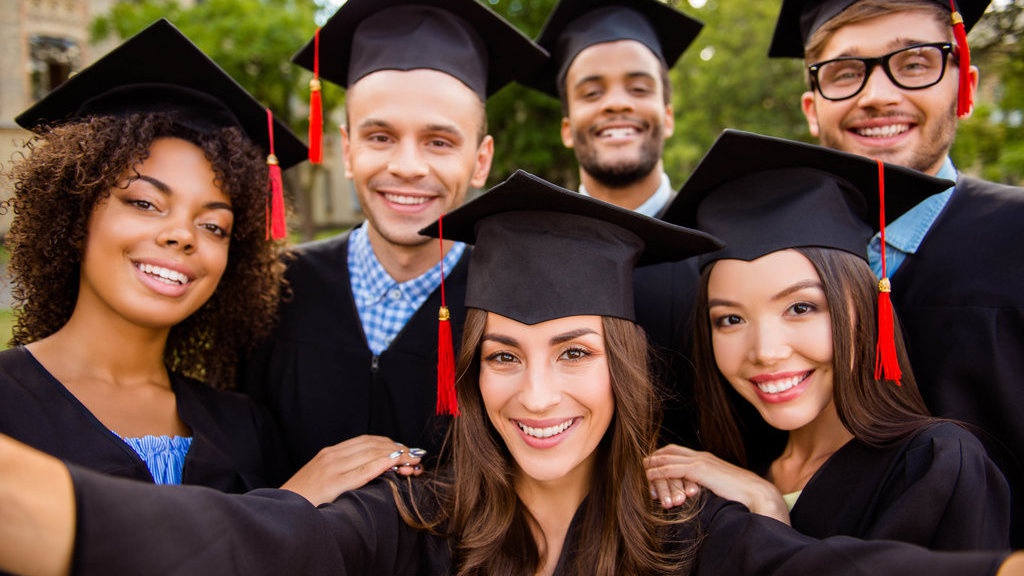 10 Ide Gaya Foto Wisuda yang Unik dan Kreatif 10 Ide Gaya Foto Wisuda yang Unik dan Kreatif