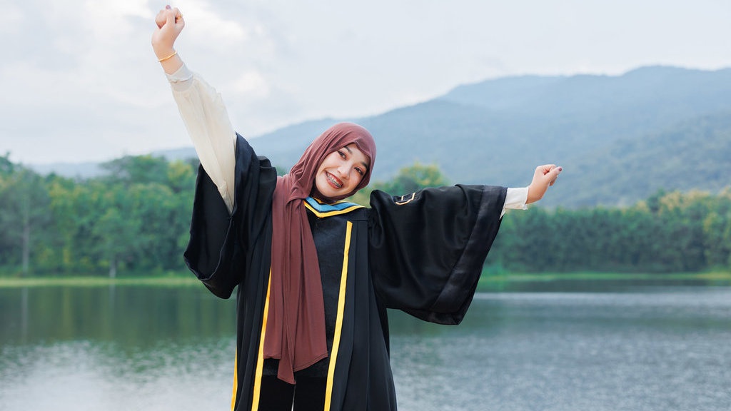 7 Ide Konsep Foto Wisuda Outdoor yang Kekinian dan Tipsnya 7 Ide Konsep Foto Wisuda Outdoor yang Kekinian dan Tipsnya