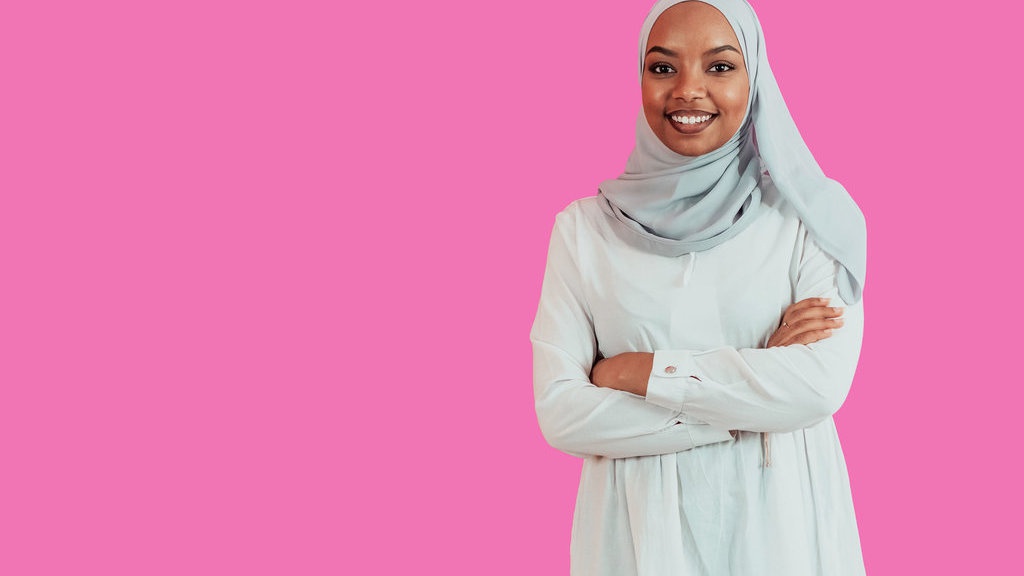 10 Ide Warna Jilbab yang Cocok dengan Gamis Putih 10 Ide Warna Jilbab yang Cocok dengan Gamis Putih