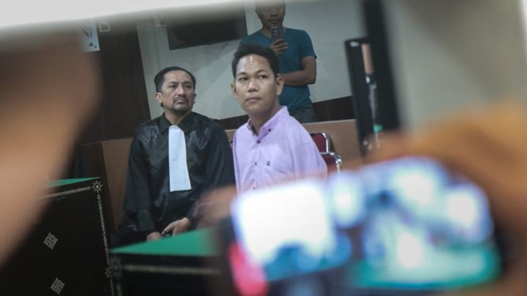 Majelis Hakim PN Mataram Vonis Agus Buntung 10 Tahun Penjara Majelis Hakim PN Mataram Vonis Agus Buntung 10 Tahun Penjara