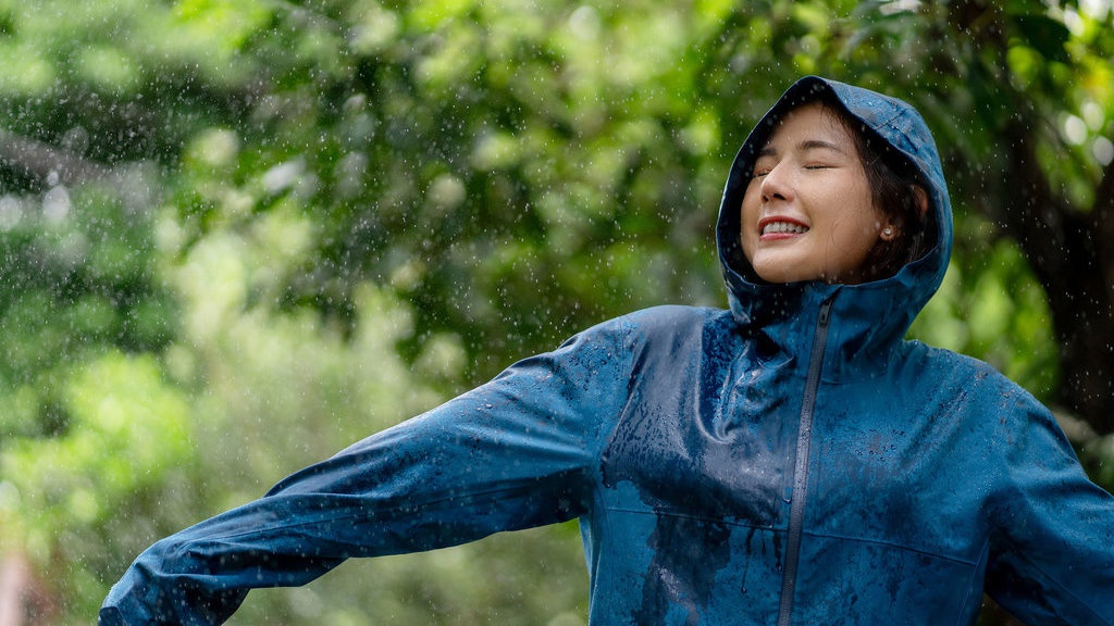 10 Rekomendasi Jas Hujan Terbaik untuk Perempuan 10 Rekomendasi Jas Hujan Terbaik untuk Perempuan