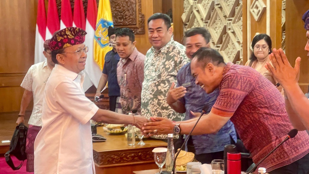 Koster Larang Produksi AMDK Plastik Kecil Mulai Januari 2026 Koster Larang Produksi AMDK Plastik Kecil Mulai Januari 2026