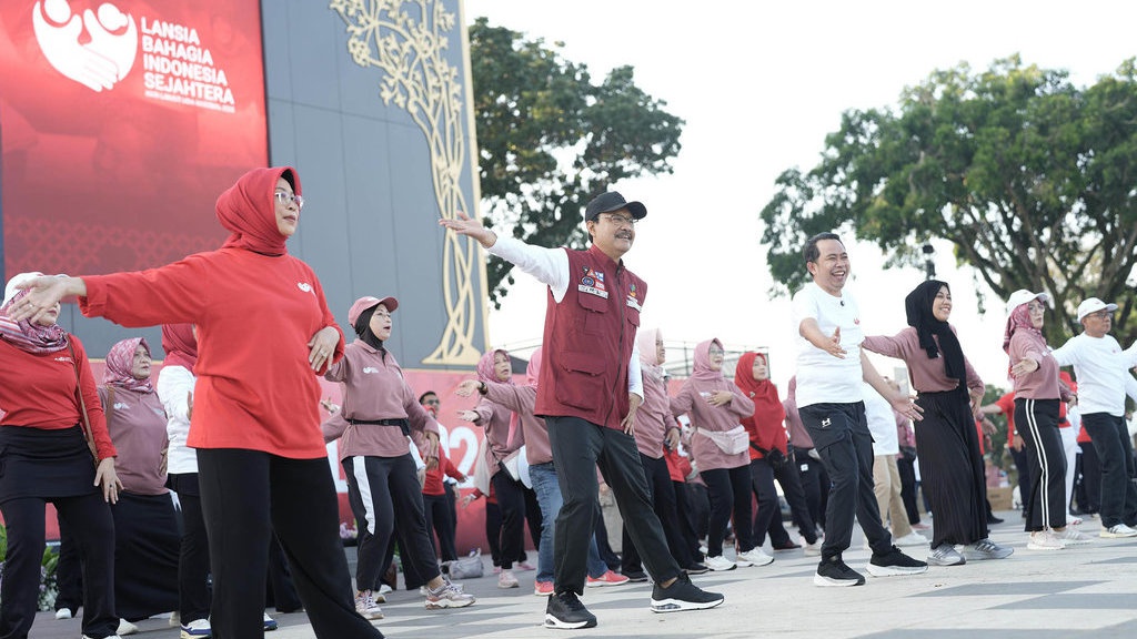 Puncak HLUN 2025 di Jember, Gus Ipul Senam Bareng 4.000 Lansia Puncak HLUN 2025 di Jember, Gus Ipul Senam Bareng 4.000 Lansia