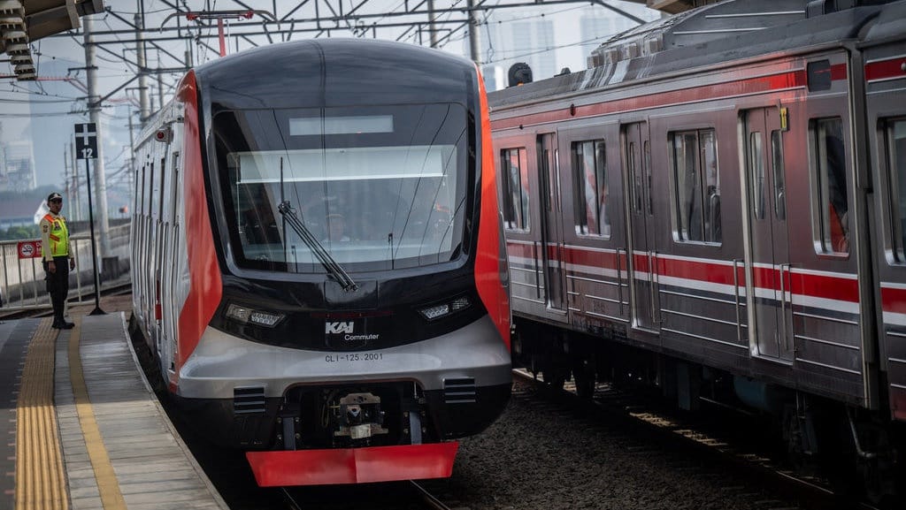 Perjalanan KRL Dihentikan Sementara Akibat Gempa di Bekasi Perjalanan KRL Dihentikan Sementara Akibat Gempa di Bekasi