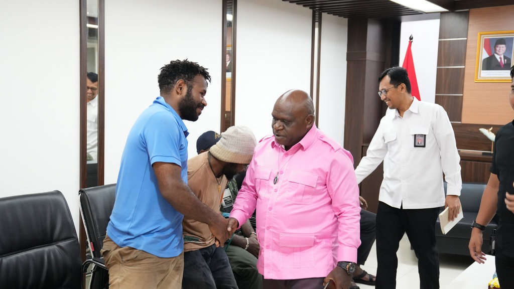 Warga Papua Serahkan 7 Tuntutan saat Temui Natalius Pigai Warga Papua Serahkan 7 Tuntutan saat Temui Natalius Pigai