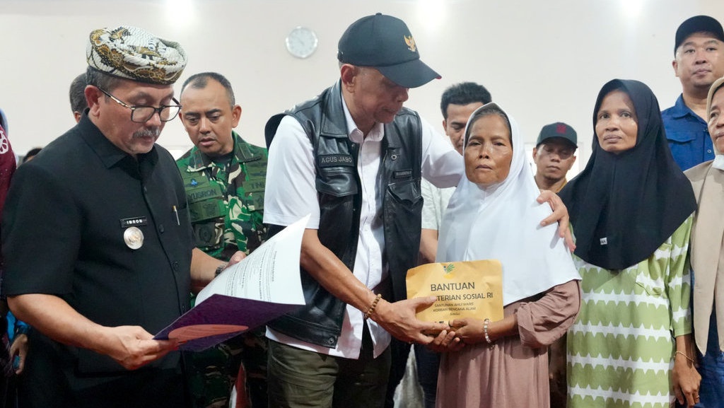 Kementerian Sosial Santuni Korban Longsor Cirebon