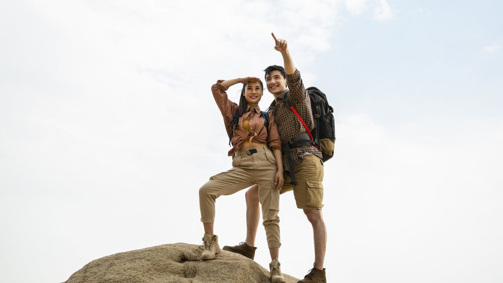 9 OOTD Styling Outfit Celana Cargo Pria & Merk Rekomendasinya