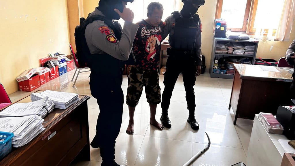 Bawa Tongkat Sabit, Seorang Pria Ngamuk di Balai Kota Solo Bawa Tongkat Sabit, Seorang Pria Ngamuk di Balai Kota Solo