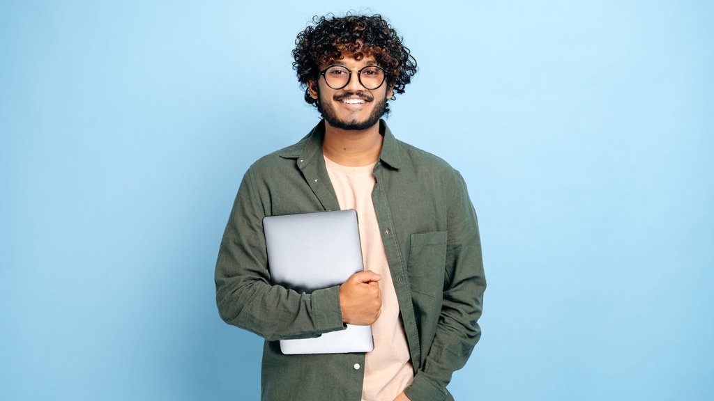 10 Rekomendasi Outfit Kuliah Pria yang Simpel dan Casual