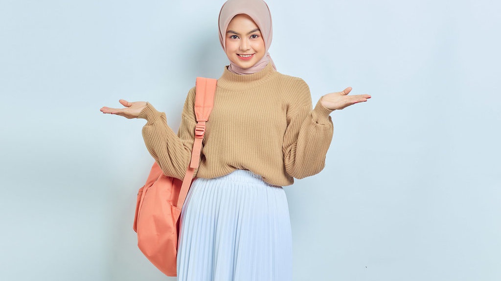 10 Inspirasi Outfit Kuliah Pakai Rok yang Hijab Friendly 10 Inspirasi Outfit Kuliah Pakai Rok yang Hijab Friendly