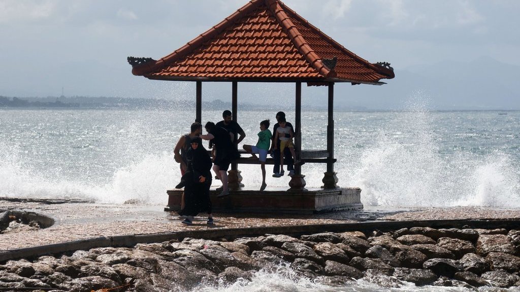 Penyebab Cuaca Ekstrem Juli 2025, Sampai Kapan, & di Kota Mana?