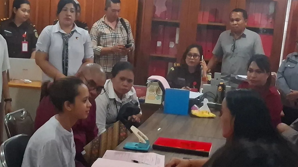 Polda NTT Serahkan Pemasok Anak Buat Kapolres Ngada ke Kejaksaan Polda NTT Serahkan Pemasok Anak Buat Kapolres Ngada ke Kejaksaan