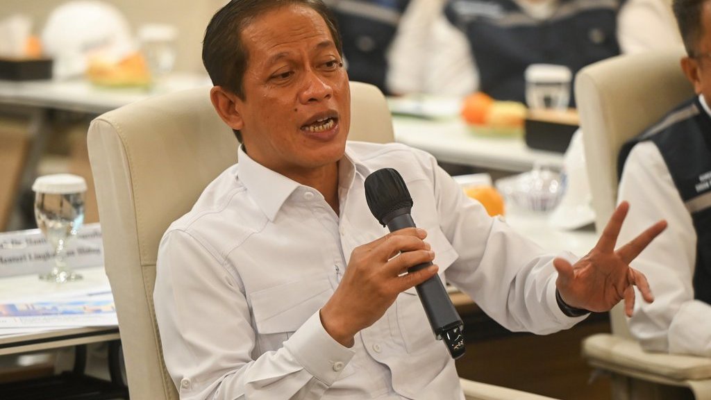 Menteri LH Ungkap Pemicu Fenomena Hujan Mikroplastik di Jakarta