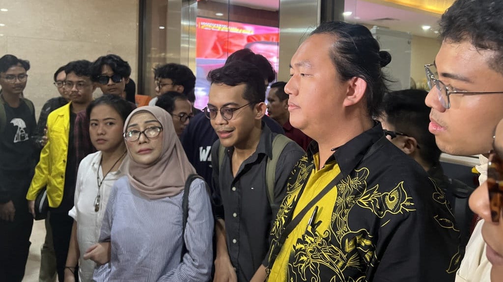 Pedemo Aksi Mayday Laporkan Kekerasan Polisi ke Propam Pedemo Aksi Mayday Laporkan Kekerasan Polisi ke Propam