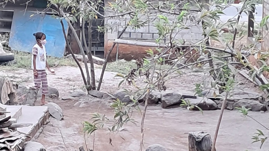 Hujan Abu Erupsi Gunung Lewotobi Laki-laki Landa Sikka dan Ende