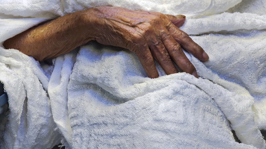 Cinta dan Bakti Menuntun Langkah Sepuh Menuju Ka'bah