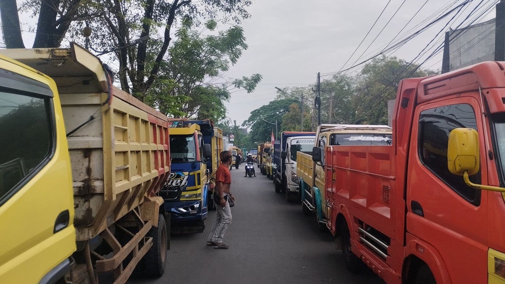 Tolak Aturan ODOL, Sopir Truk Blokade Jalan Utama Subang-Bandung Tolak Aturan ODOL, Sopir Truk Blokade Jalan Utama Subang-Bandung