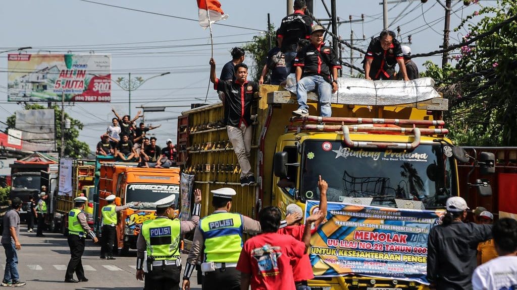 Aksi Protes Supir Truk ODOL Hambat Distribusi Pangan ke Jakarta