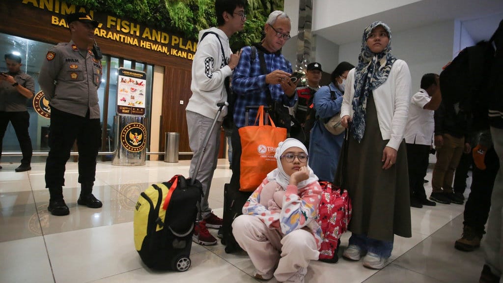 48 WNI dan 1 WNA dari Iran Tiba di Jakarta 48 WNI dan 1 WNA dari Iran Tiba di Jakarta
