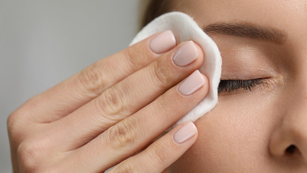 10 Rekomendasi Eye Makeup Remover untuk Maskara Waterproof 10 Rekomendasi Eye Makeup Remover untuk Maskara Waterproof
