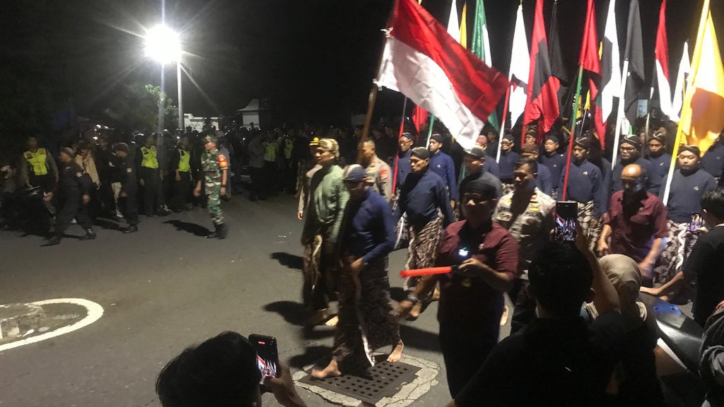 Menyusuri Langkah Khusyuk Mubeng Beteng Keraton Jogja