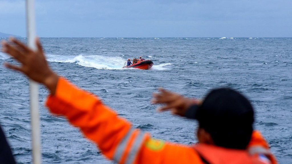 Pencarian Korban KMP Tunu Diperkuat Koarmada II & Pushidrosal Pencarian Korban KMP Tunu Diperkuat Koarmada II & Pushidrosal